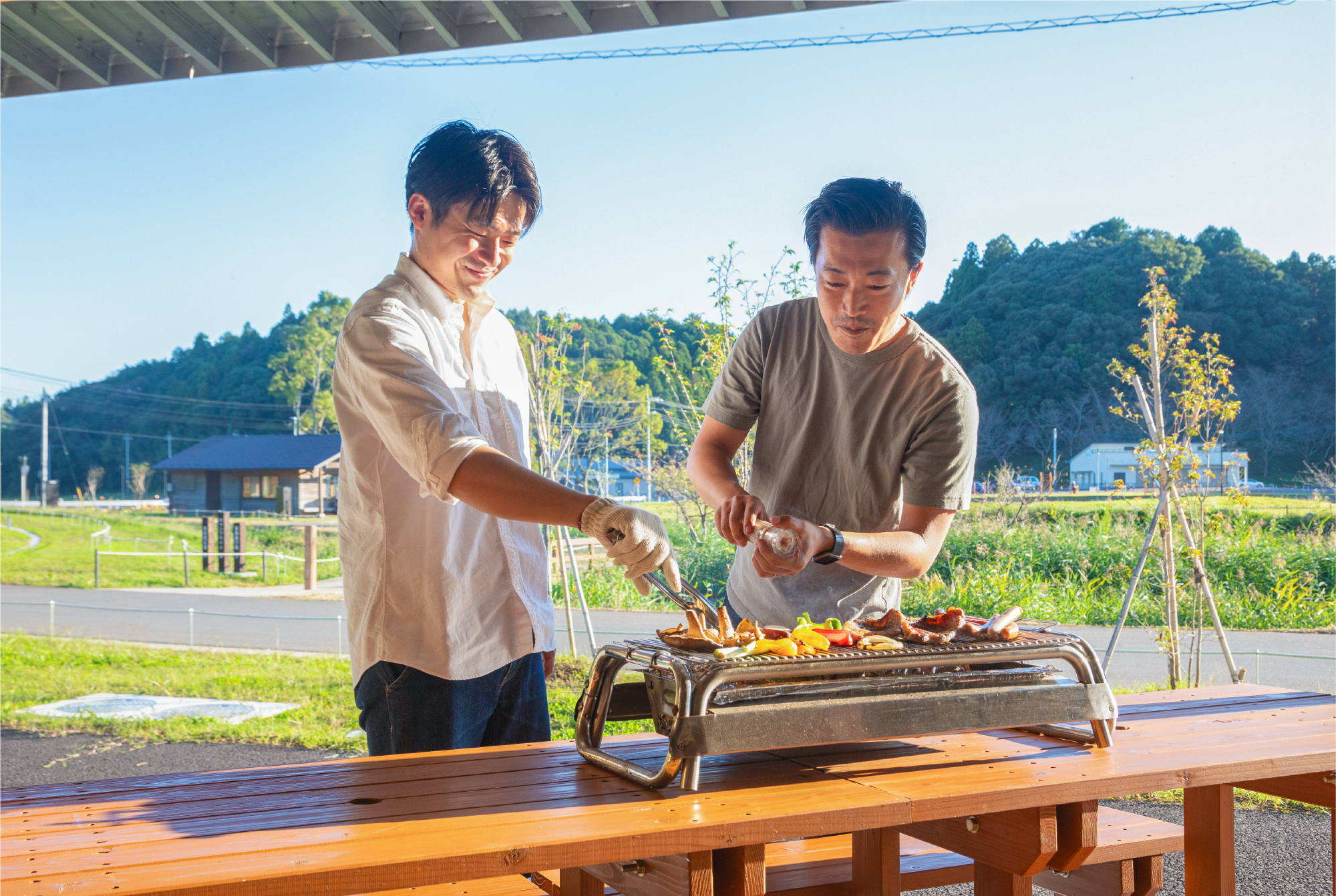 バーベキュー場：バーベキュー棟での調理の様子